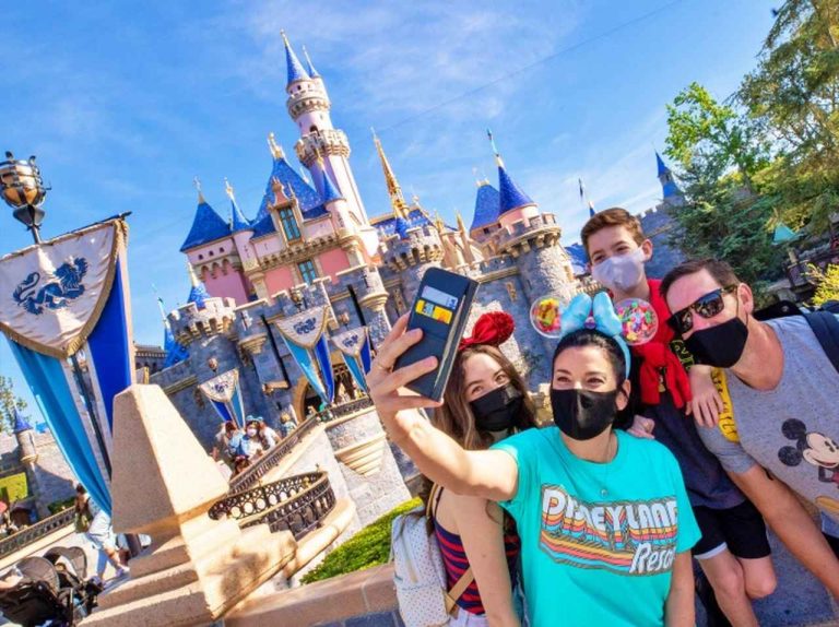 ディズニーランド、“秘密の場所”で写真を撮った人気俳優が「出入り禁止」を言い渡される