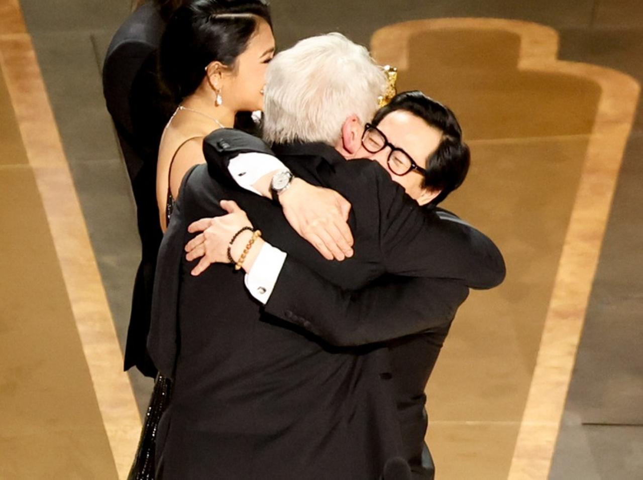 博士とショーティ！ハリソン・フォードとキー・ホイ・クァンが受賞の喜びをわかち合う姿が愛おしい【アカデミー賞】