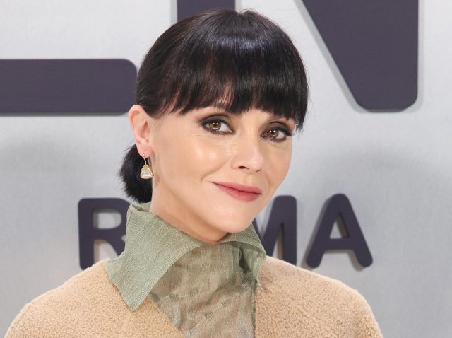 『アダムス・ファミリー』元祖ウェンズデー、セックスシーンをしなければ「訴える」と脅された若手時代を告白