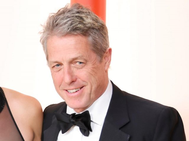 ヒュー・グラント、アカデミー賞インタビューの「態度が悪すぎて」笑いのネタにされる