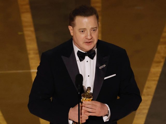 ブレンダン・フレイザーがアカデミー主演男優賞を受賞、『ハムナプトラ2』で共演のドウェイン・ジョンソンも見守るなか感動スピーチ【全訳】