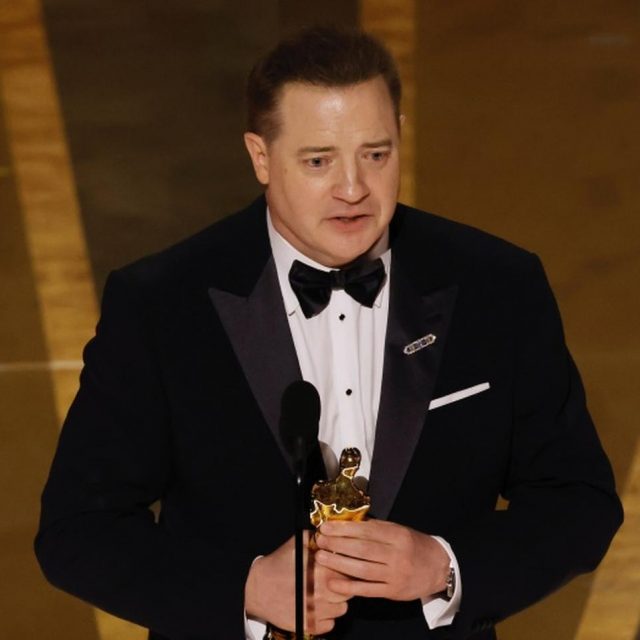 ブレンダン・フレイザーがアカデミー主演男優賞を受賞、『ハムナプトラ2』で共演のドウェイン・ジョンソンも見守るなか感動スピーチ【全訳】