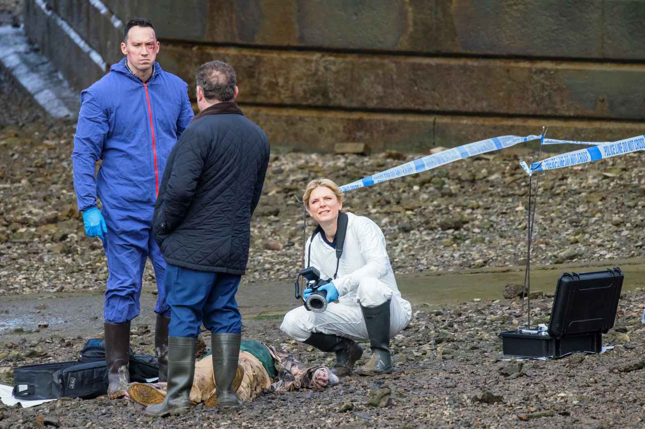 【写真アリ】川辺の遺体がリアルすぎて警察出動、法医学捜査班のドラマの撮影で騒ぎ