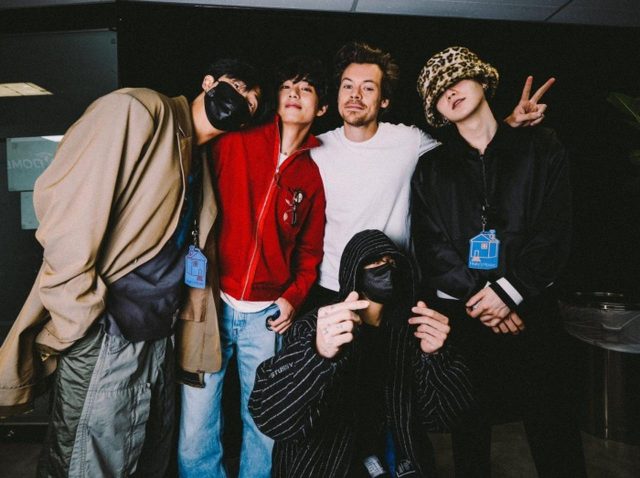 BTSのジョングク、V、RM、SUGAがハリー・スタイルズのコンサートを鑑賞&バックステージで記念撮影