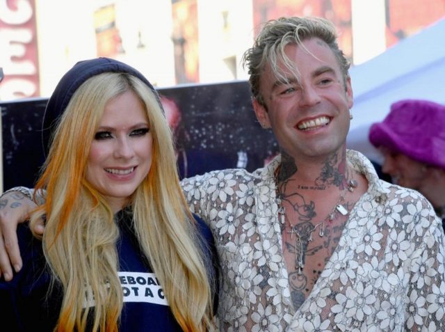 元婚約者が初声明、アヴリル・ラヴィーンとの破局で「人生は完全に変わった」