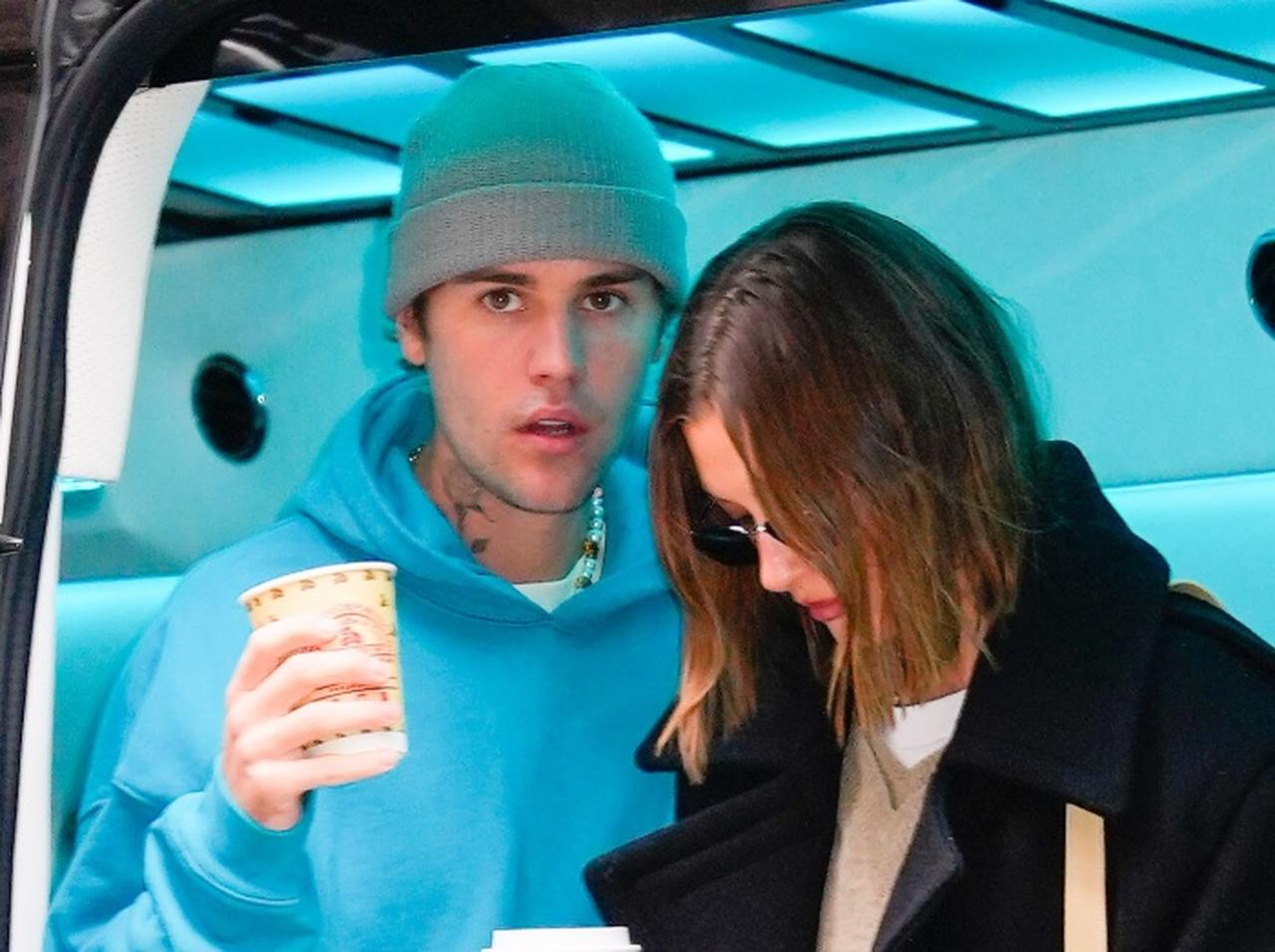 ジャスティン・ビーバーが元恋人セレーナ・ゴメスと妻ヘイリー・ビーバーの騒動に「無反応」の理由