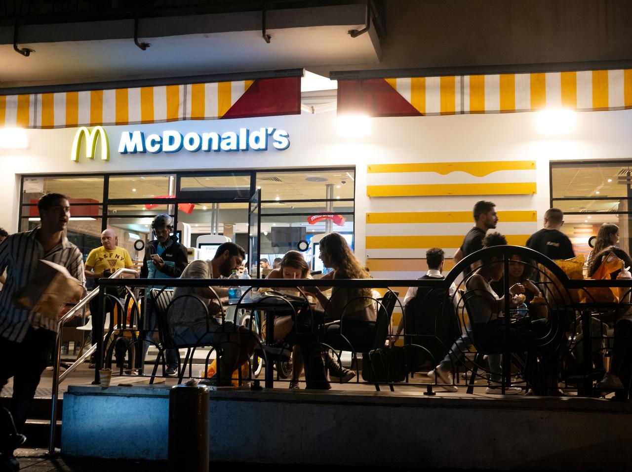 マクドナルド店員、失礼な客に対する「隠れた反撃」が違反行為すぎてヤバい