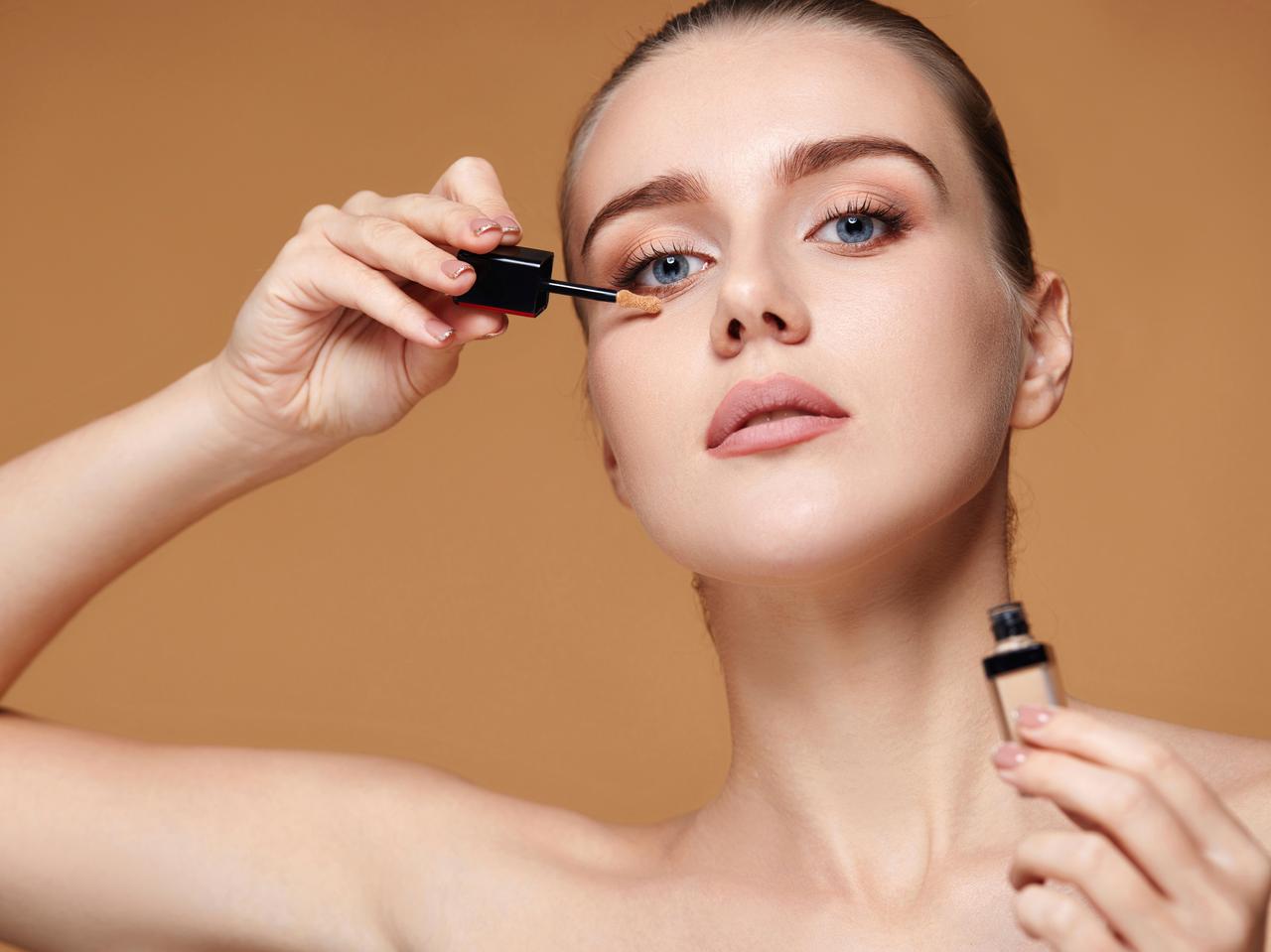 目の下のクマを“厚塗り感なく”コンシーラーで自然に隠すテクニック