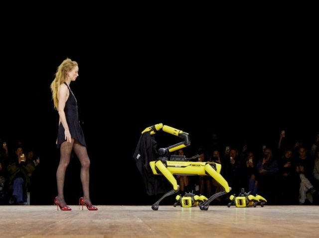裸にスプレーの次は「犬ロボット」が登場、コペルニのショーで人類と機械が調和