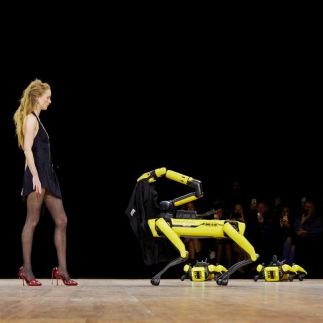 裸にスプレーの次は「犬ロボット」が登場、コペルニのショーで人類と機械が調和