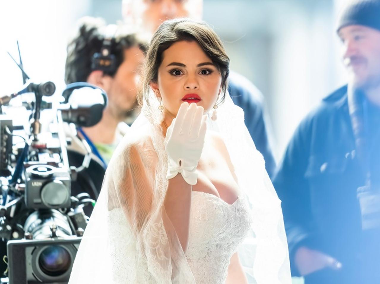 セレーナ・ゴメスの「ウェディングドレス姿」が美しい…！隣には“おなじみの2人”の姿【写真アリ】