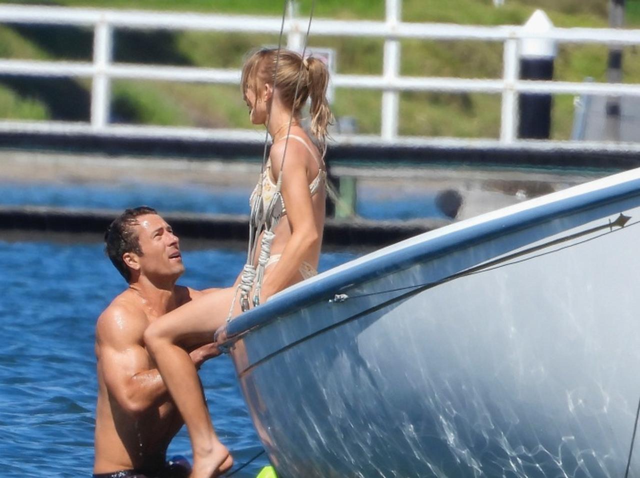 『トップガン』ハングマン役で注目のグレン・パウエルと人気女優の水着ツーショットがまぶしい【写真アリ】