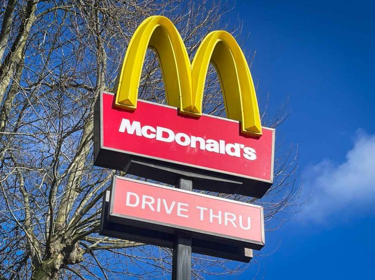 マクドナルドで働いてるのはバカにされること?社会人の相談に励ましの声が殺到
