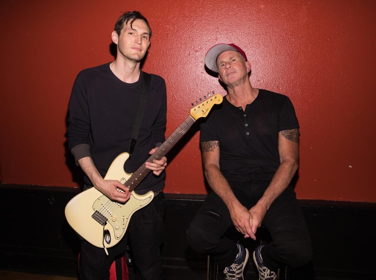 レッチリのチャド・スミス娘の新曲、元レッチリのギタリストが携わっていた