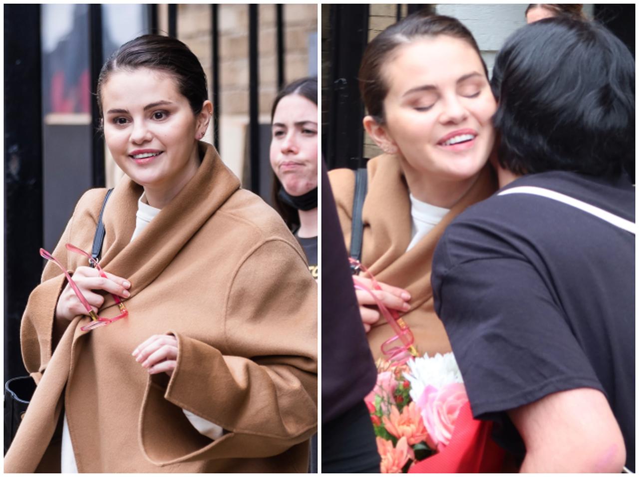 セレーナ・ゴメス、出待ちしていたファンから花束を渡され笑顔を見せる【写真アリ】