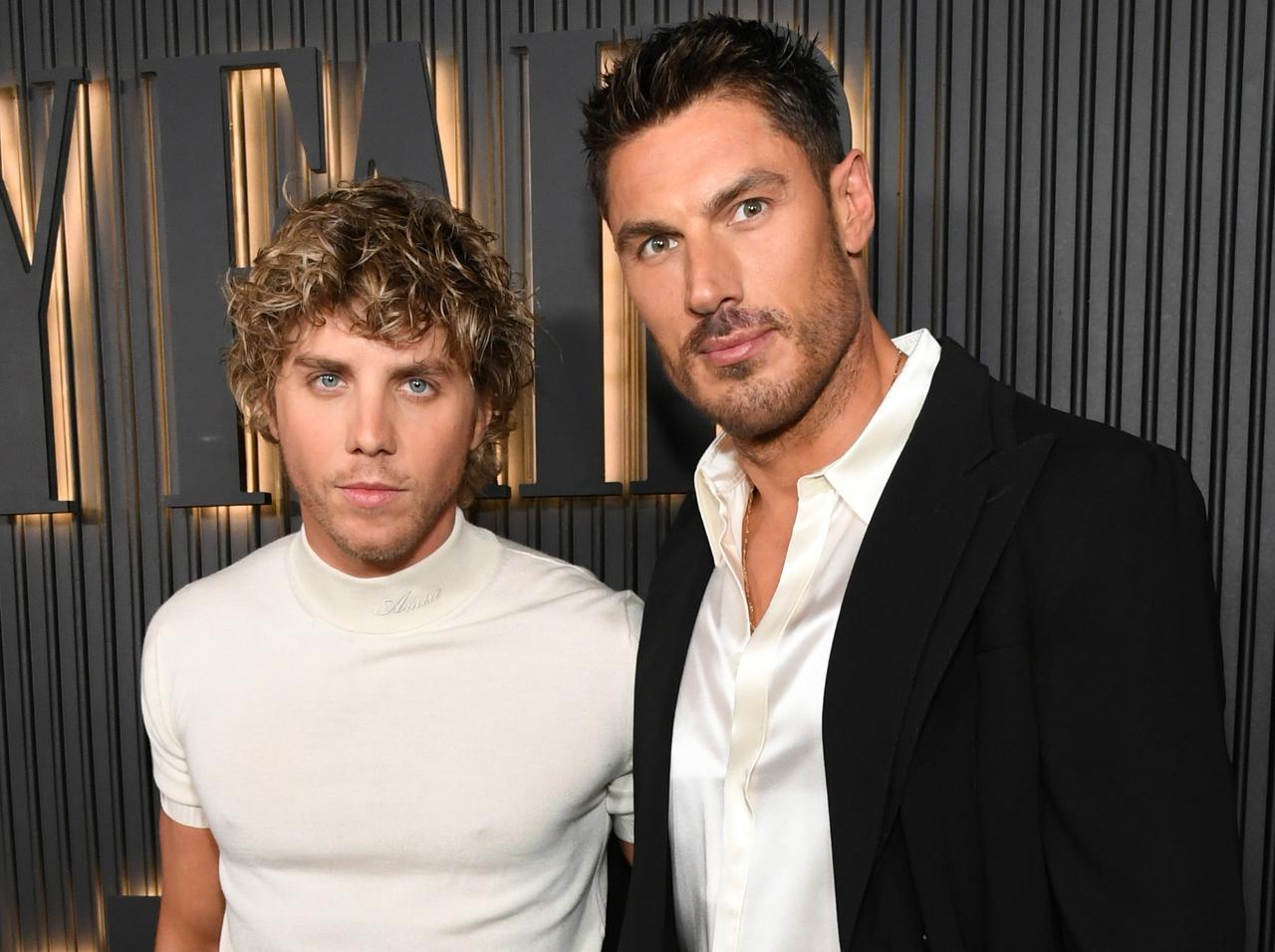 『YOU』『ホワイト・ロータス』俳優が婚約！ ラブラブ写真が可愛すぎる