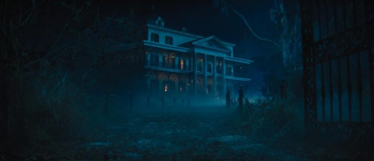 13日13時13分、ディズニー最新作『ホーンテッドマンション』より“呪われた館”の写真が公開