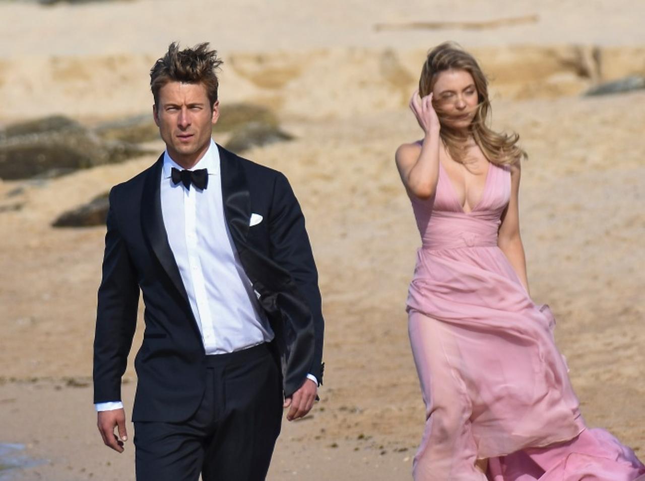 グレン・パウエル、共演者のシドニー・スウィーニーとビーチで“急接近”【写真アリ】