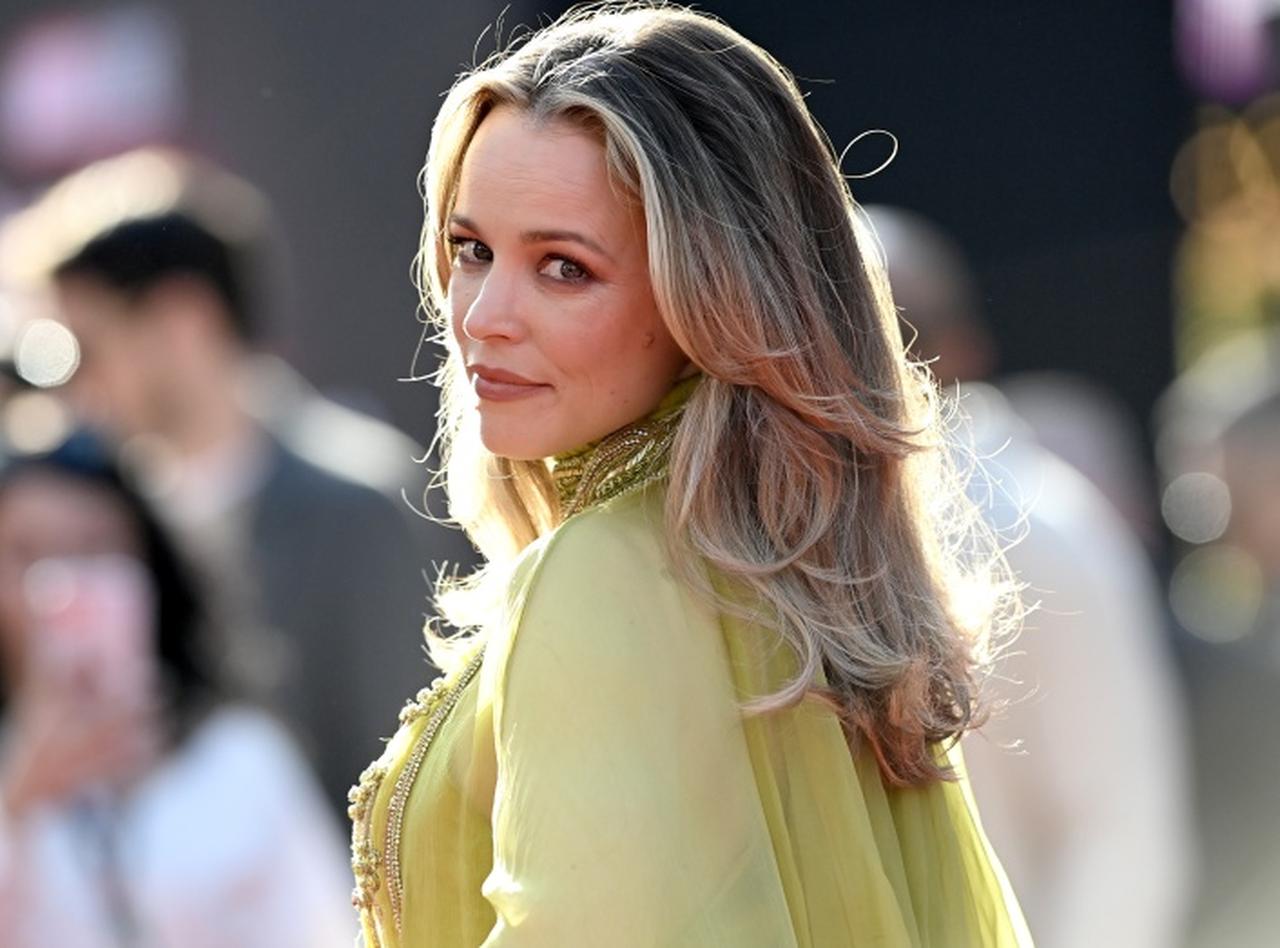 剃るのをやめてもいい！わき毛全開でレイチェル・マクアダムスが雑誌に登場