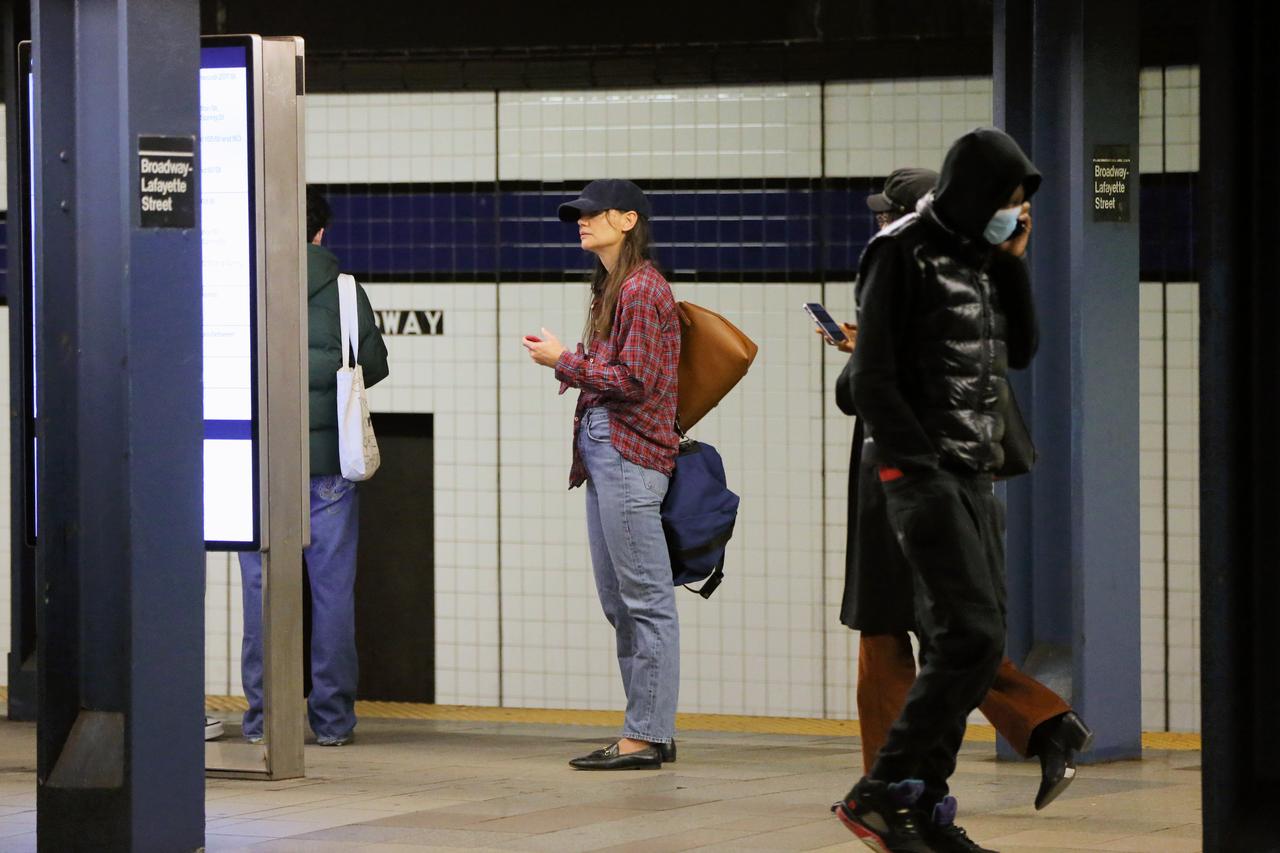 地下鉄でセレブと遭遇！ 人気女優が電車通勤【写真アリ】
