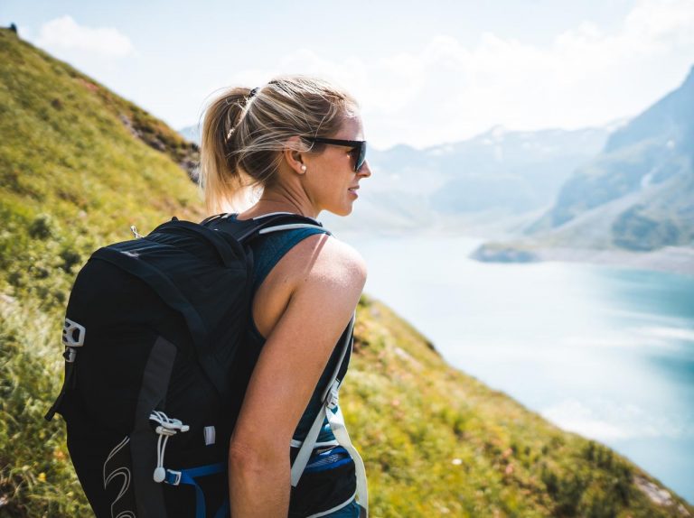 登山ガチ勢の美容エディターが明かす、山登りに持っていくべき美容製品3つ