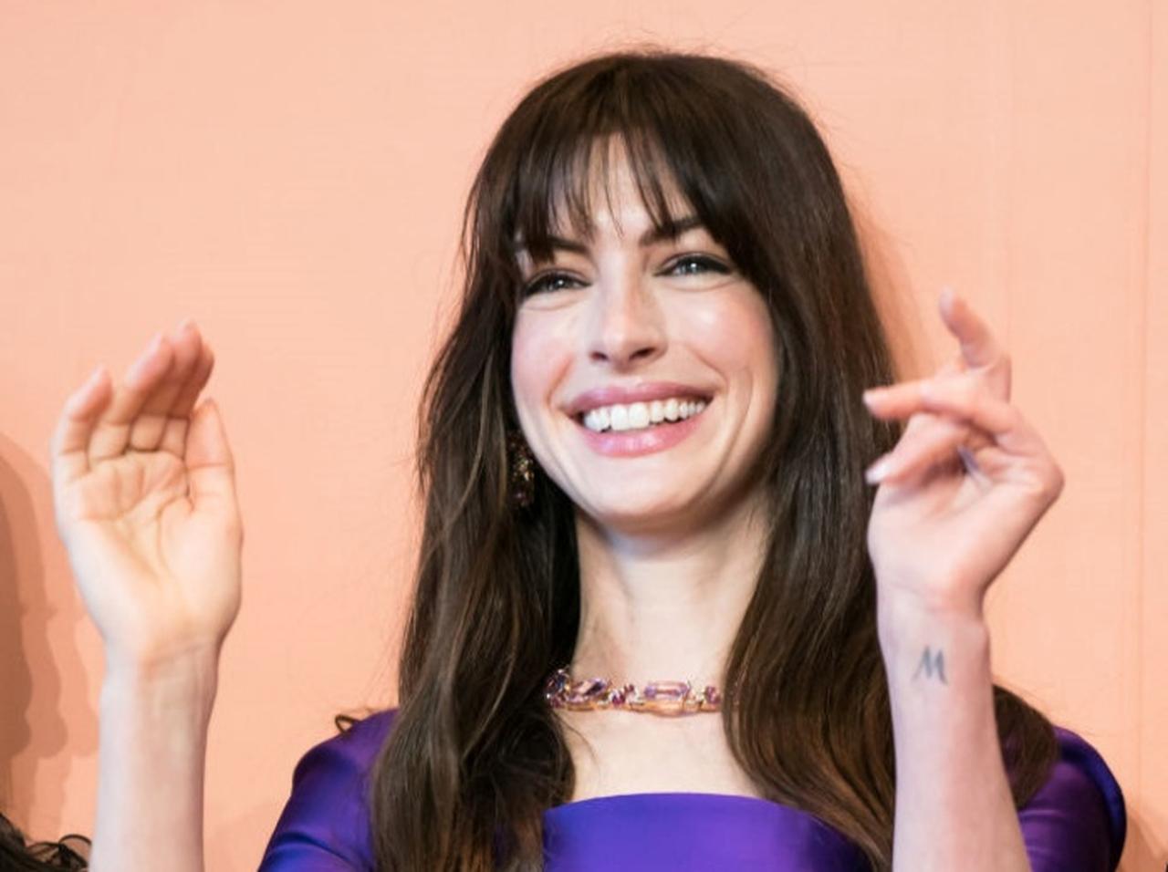 アン・ハサウェイが夫婦で11年ぶり来日! 11年前に日本に来た時からだいぶイメチェン