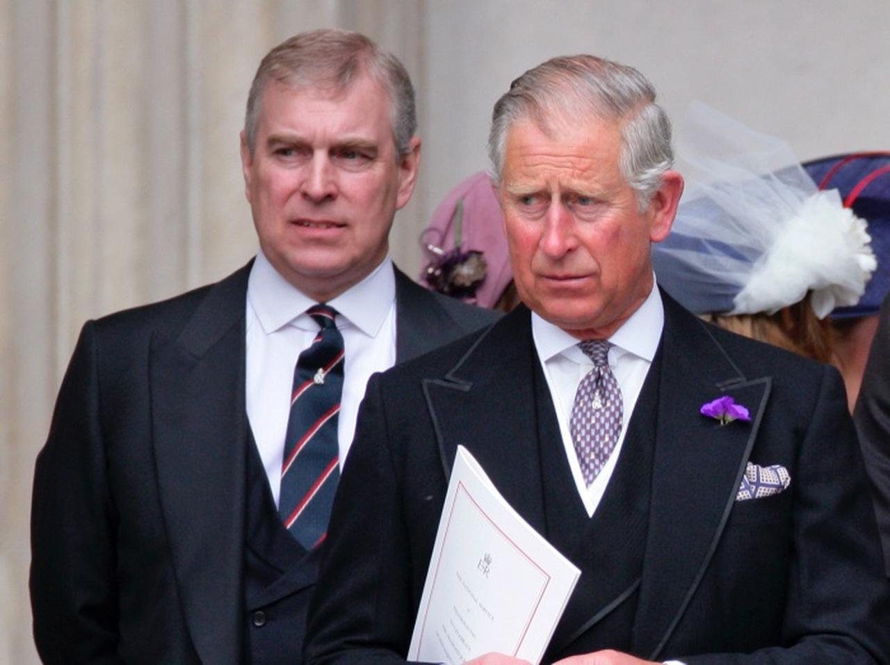 チャールズ国王の戴冠式の裏で“王室を追放された弟”の「闇」が暴かれる