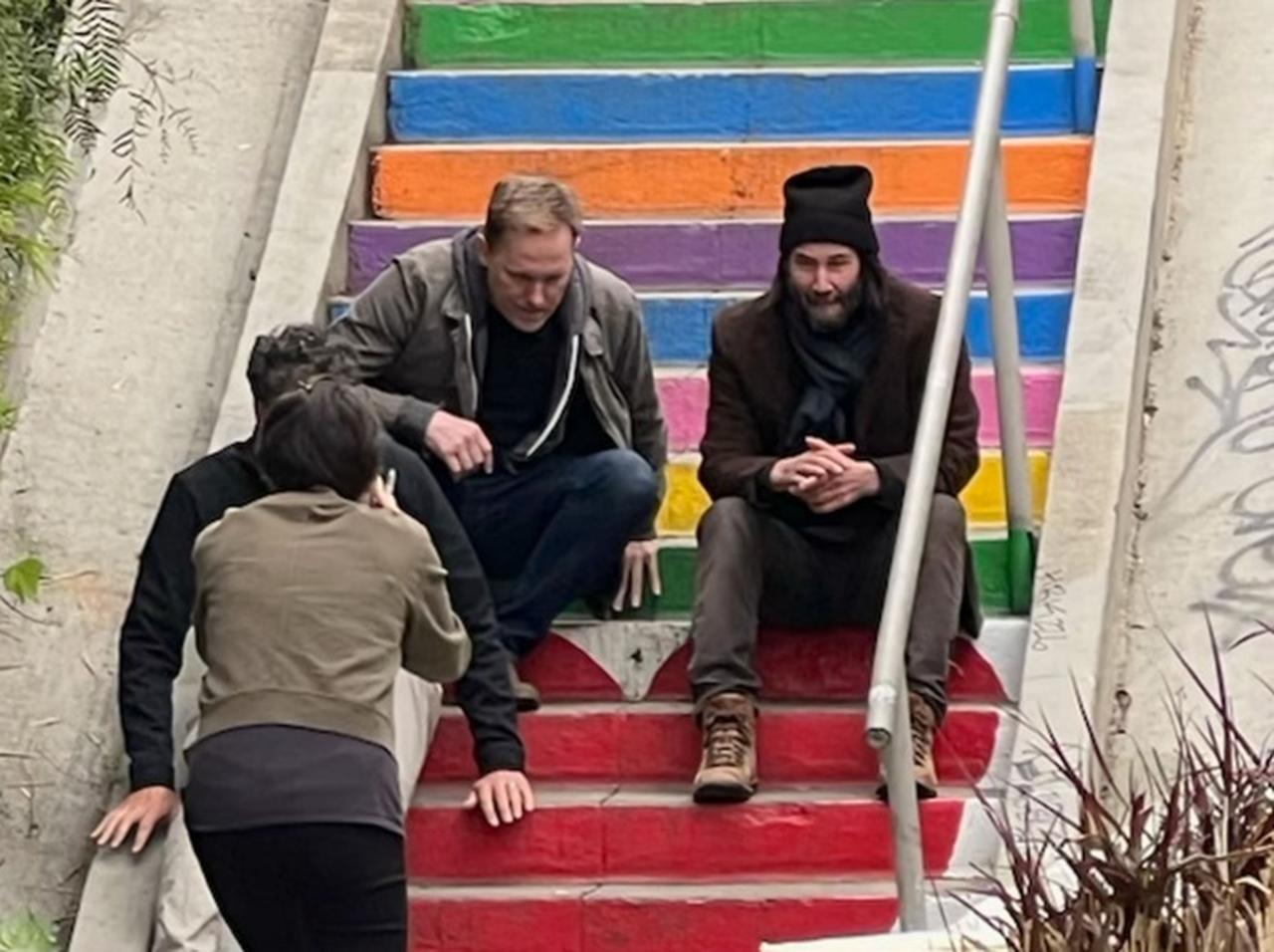 キアヌ・リーブスがLAのインスタ映えスポットで写真撮影