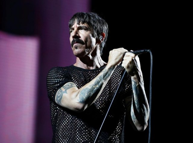 レッチリのアンソニー・キーディス、負傷した足のために「特殊な乗り物」をゲット