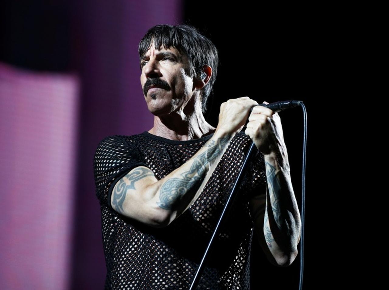 レッチリのアンソニー・キーディス、負傷した足のために「特殊な乗り物」をゲット