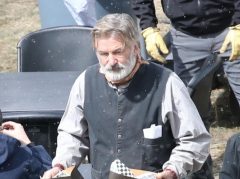 銃誤射で死者が出た映画の撮影が再開、アレック・ボールドウィンも参加【写真アリ】