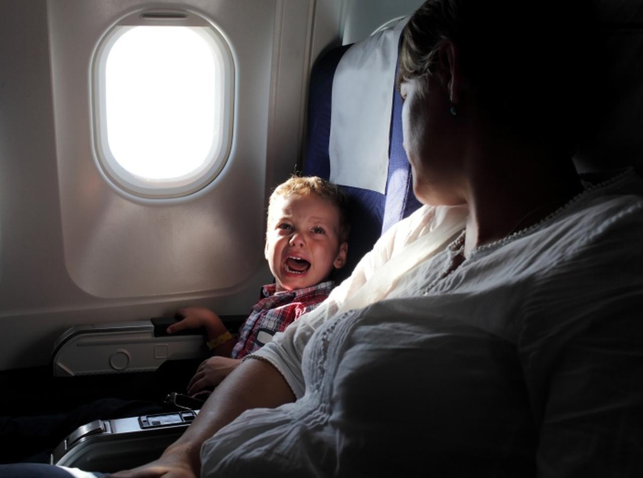 飛行機で子どもの汚れを掃除するべきなのは、親？乗務員？ MBL選手の告発に議論呼ぶ