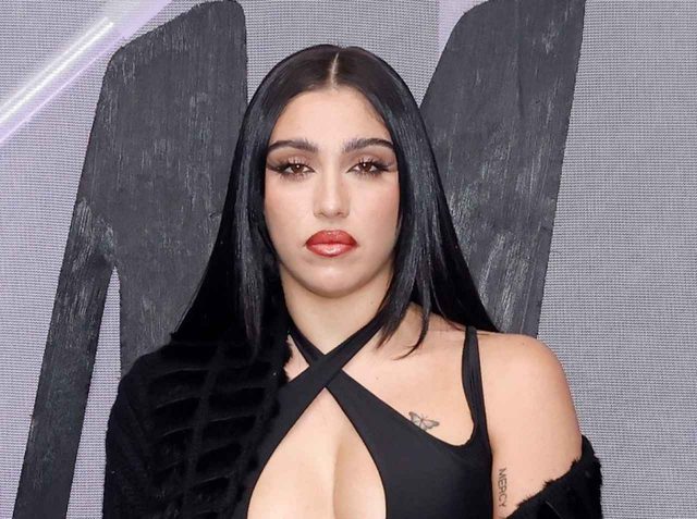 マドンナ娘、ハイレグの際どい衣装でH&M×Muglerのローンチイベントへ