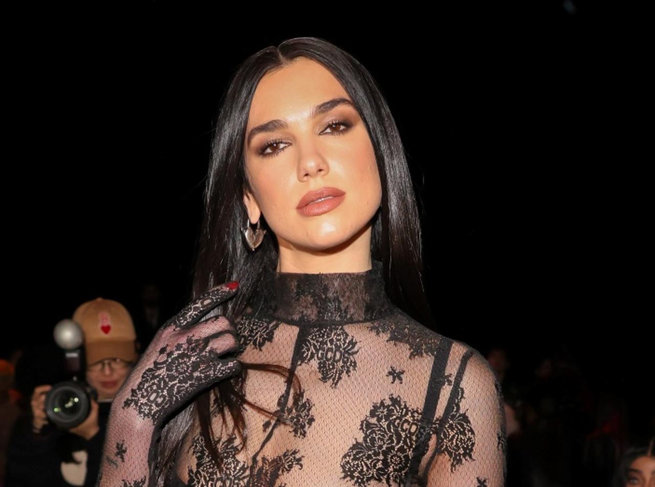 デュア・リパ、「キティちゃん」で胸を隠してバケーションを楽しむ