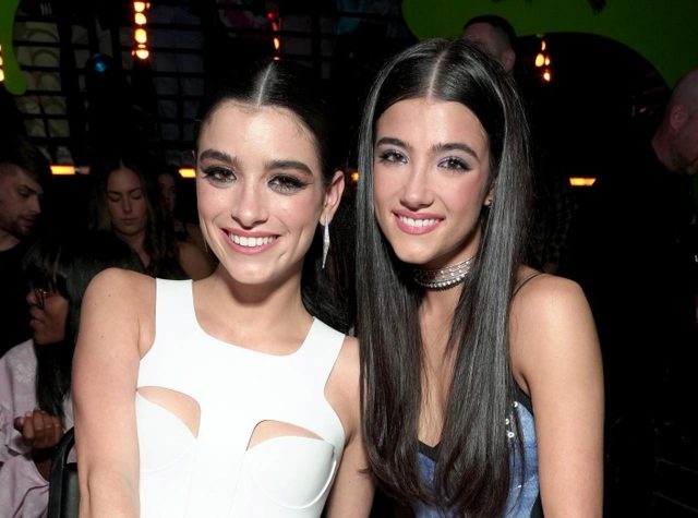 TikTok界のナンバー1姉妹が来日！ このワンショットで、「夜の自動販売機」が人気になるかも