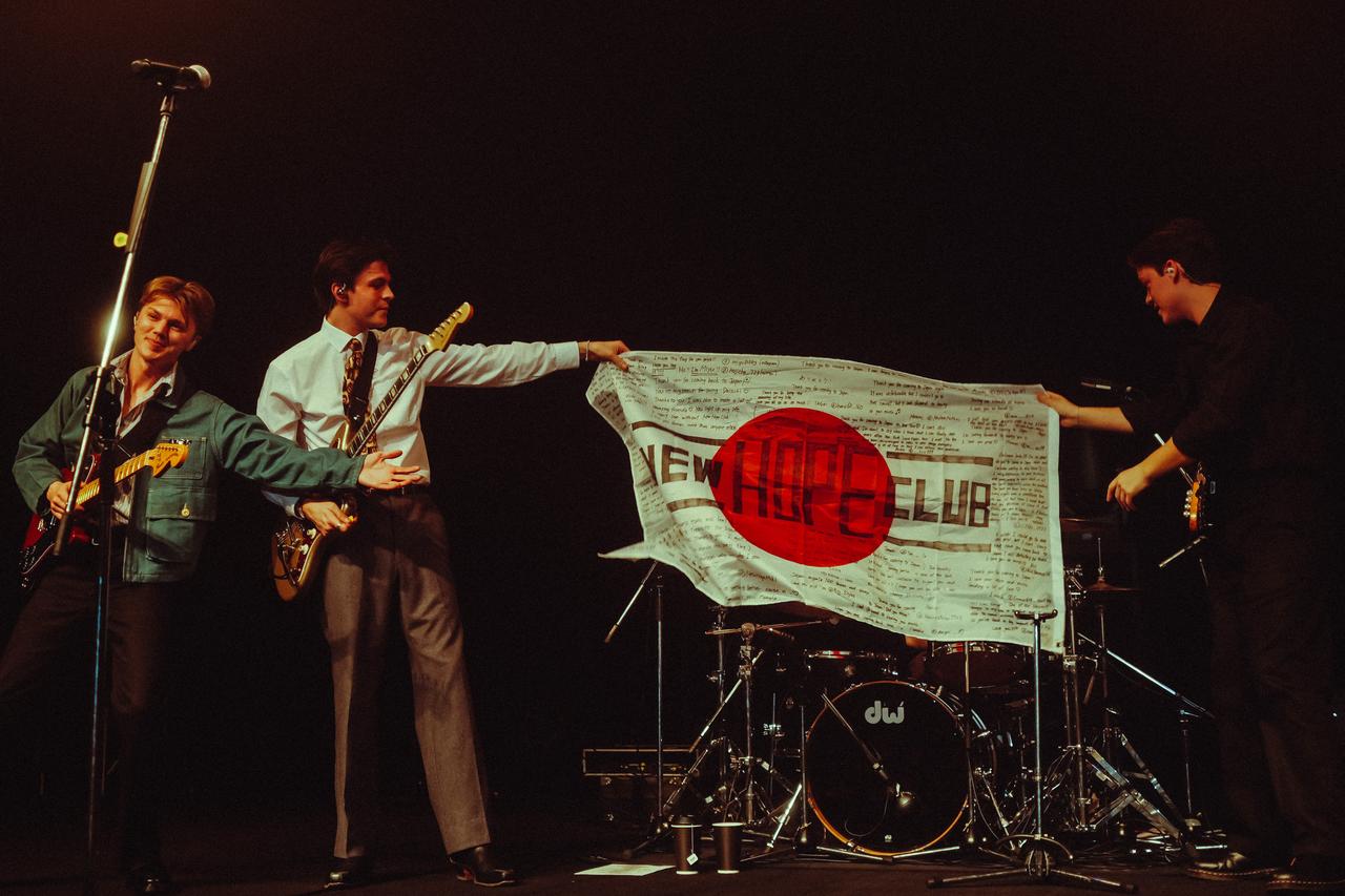 3年ぶりにリベンジ来日！3人が堂々と示したニュー・ホープ・クラブの現在地【ライブレポ】
