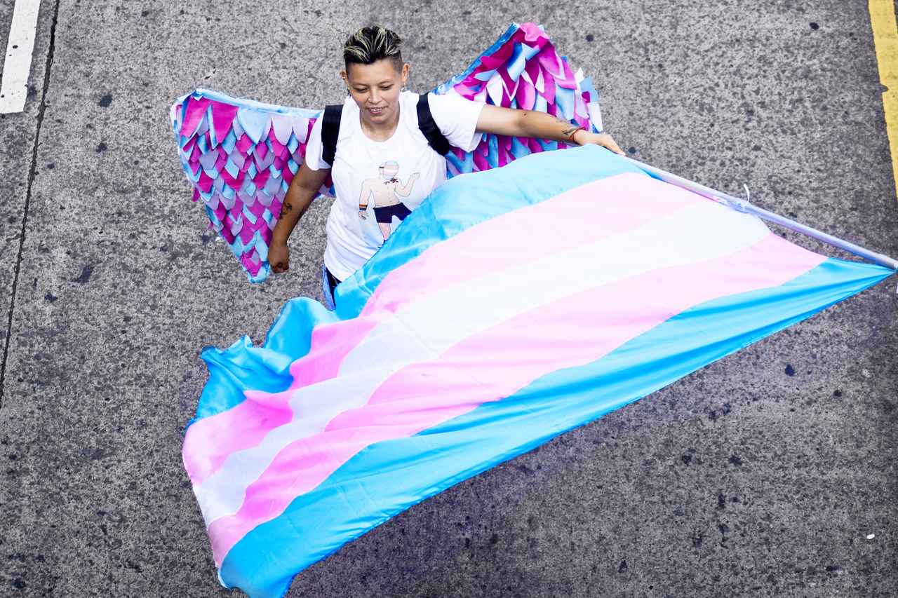 【トランス論争を解説】世界で何が起きている?トランスフォビアの意味、 『ハリポタ』作者の主張、専門家の見解、政治家の思わく