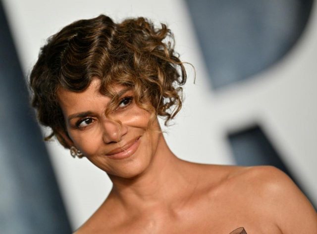 56歳オスカー女優、全裸で佇む姿に批判殺到するもスカッと反論