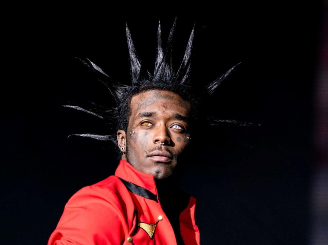 舌タトゥーの施術を公開、額に25億円のピンクダイヤモンドを埋めたラッパー