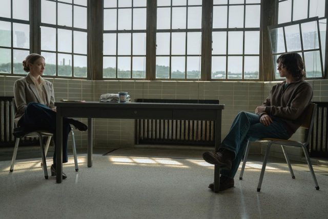 アマンダがトムホを尋問！ ドラマ『The Crowded Room』ファーストルックが公開