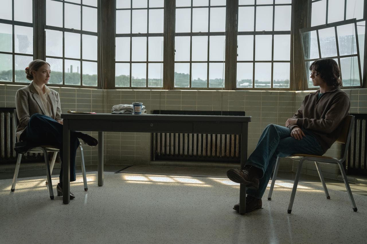 アマンダがトムホを尋問！ ドラマ『The Crowded Room』ファーストルックが公開