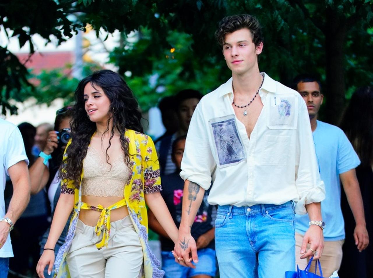 ショーン・メンデス&カミラ・カベロ、キスの次は「手つなぎデート」を目撃される