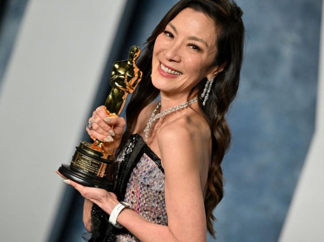 凱旋帰国！ミシェル・ヨーが母国の墓にオスカー像を持参する