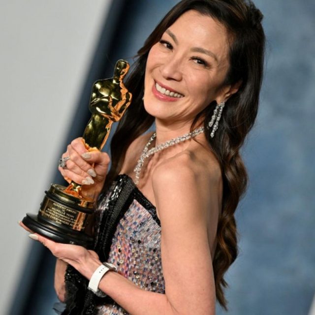 凱旋帰国！ミシェル・ヨーが母国の墓にオスカー像を持参する