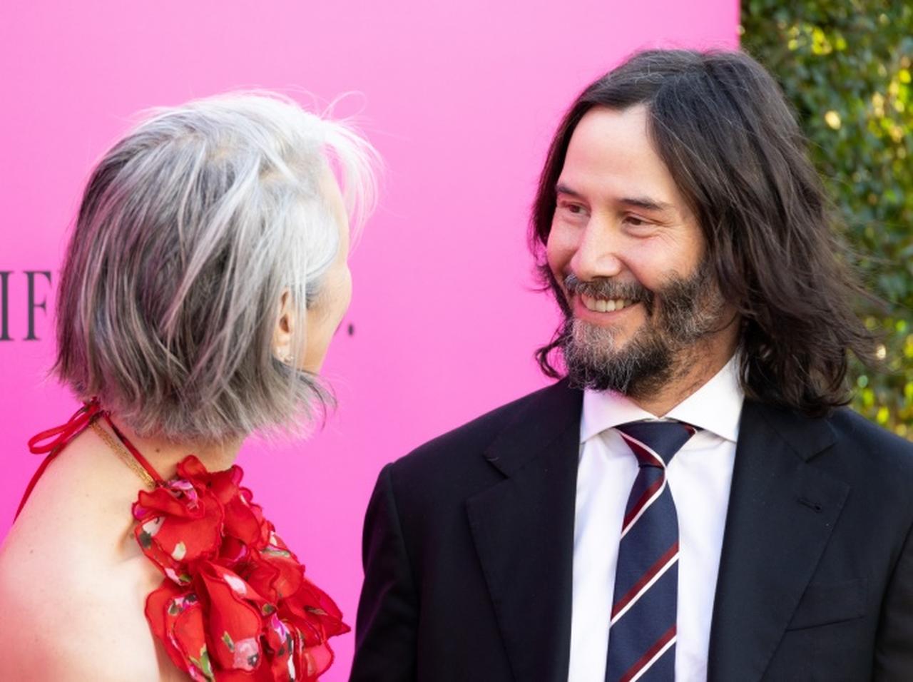 キアヌ・リーブスが恋人とカメラの前で堂々キス、キアヌにこんな風に見つめられたらたまらない…!【写真アリ】