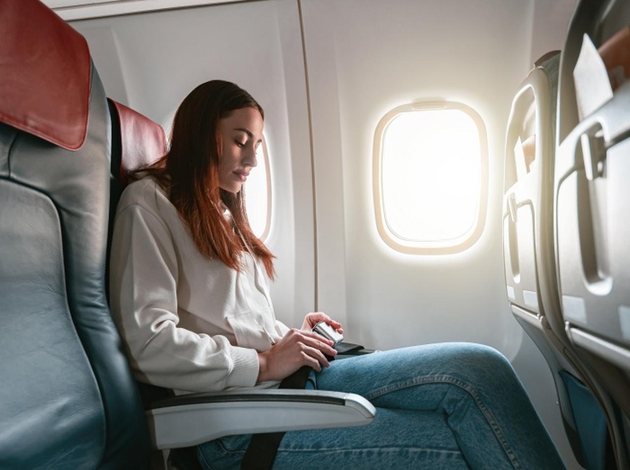 飛行機の座席のリクライニング問題、ある乗客が明かした「ささやかな仕返し」が話題