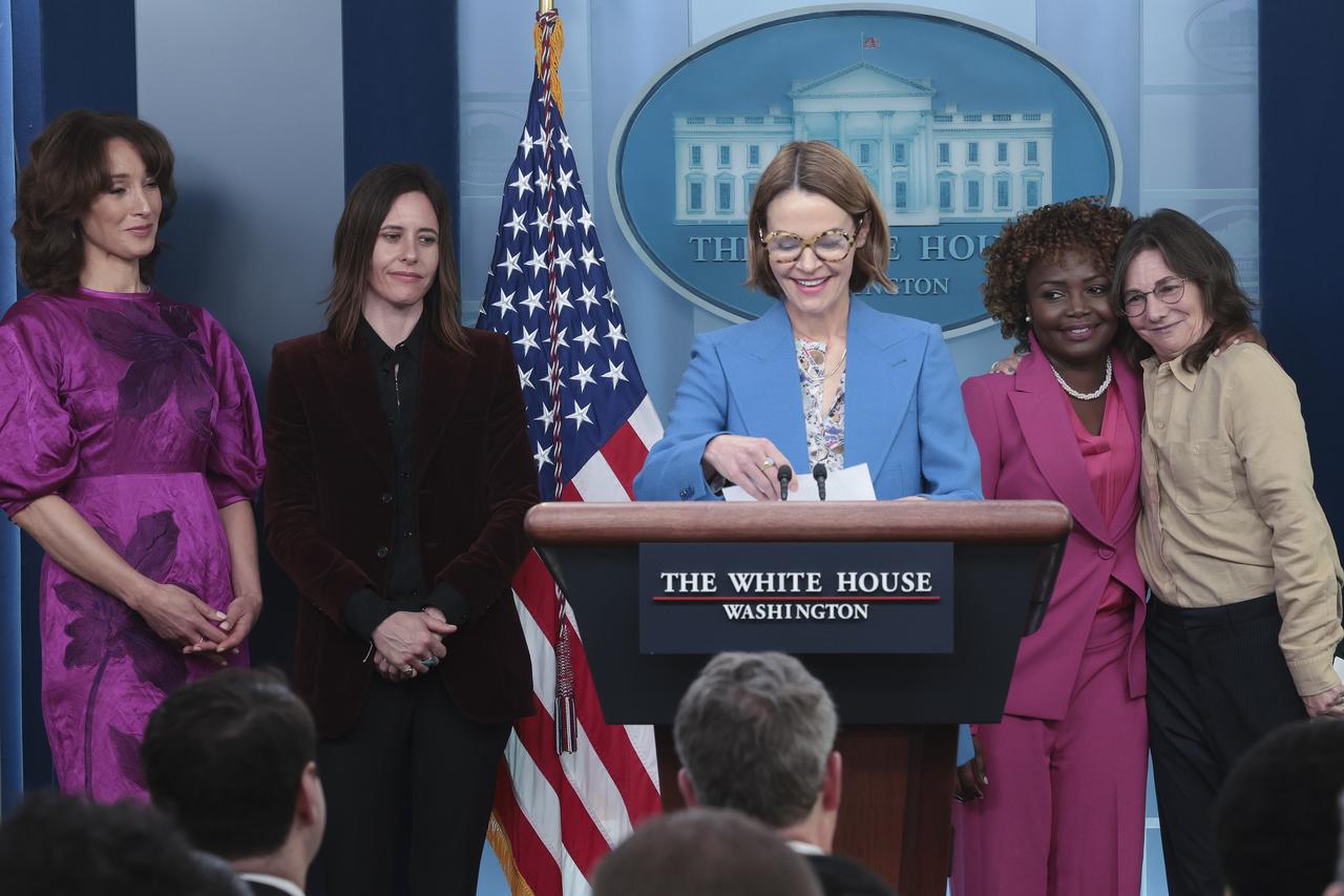 『Lの世界』キャストがホワイトハウスを訪れ「レズビアン可視化の週」を祝う【スピーチ訳】