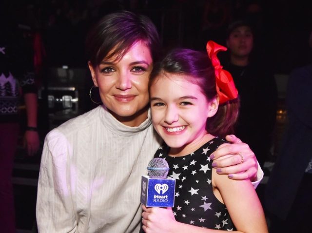 もうすぐ17歳になるスリ・クルーズ、親の出演作を一緒に見て大笑い