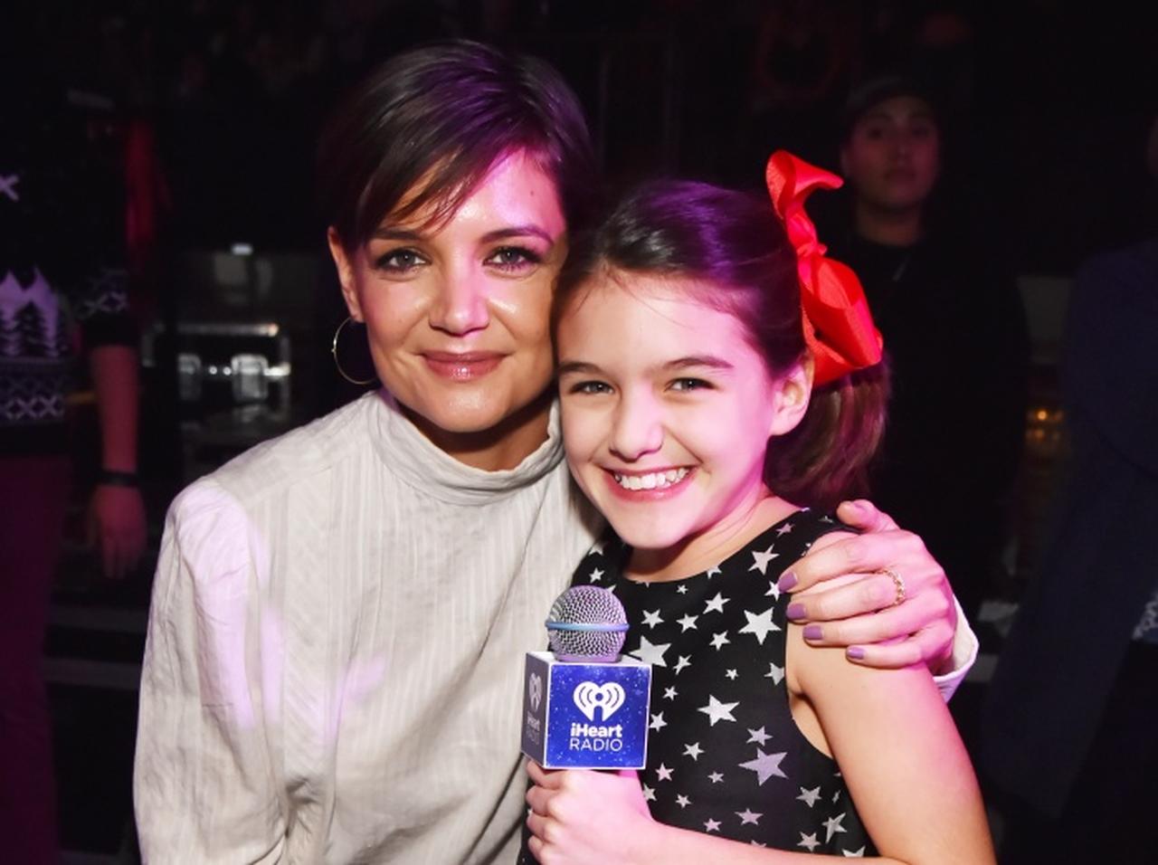 もうすぐ17歳になるスリ・クルーズ、親の出演作を一緒に見て大笑い