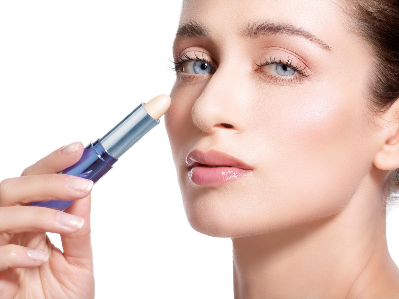 目の下のクマには“スティックタイプ”のコンシーラーがオススメな理由